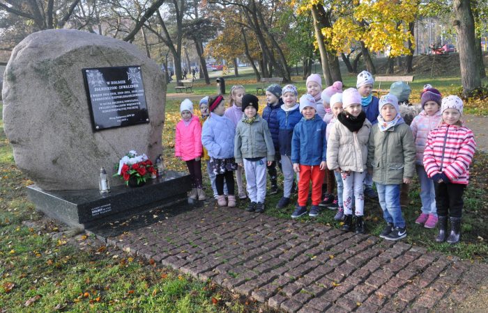 Odwiedzamy Obelisk upamiętniający żołnierzy z wojen – Gr. V